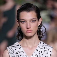 Winged eyeliner banyak bermunculan selama sepekan perhelatan New York Fashion Week Spring 2018. Eyeliner hanya diterapkan di ujung mata dengan presisi yang tebal. Foto: Getty Images