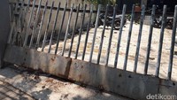 Massa menuding acara Asik-Asik Aksi yang digelar di lantai 1 gedung itu merupakan kegiatan PKI dan karena itu harus dibubarkan.   