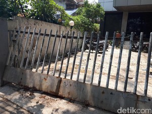 Kaca Pecah dan Pagar Rusak, Saksi Bisu Rusuh di LBH Semalam