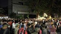 Namun, massa masih memaksa dan berteriak agar diizinkan masuk ke dalam Gedung LBH. (Foto: Ahmad Bil Wahid/detikcom)