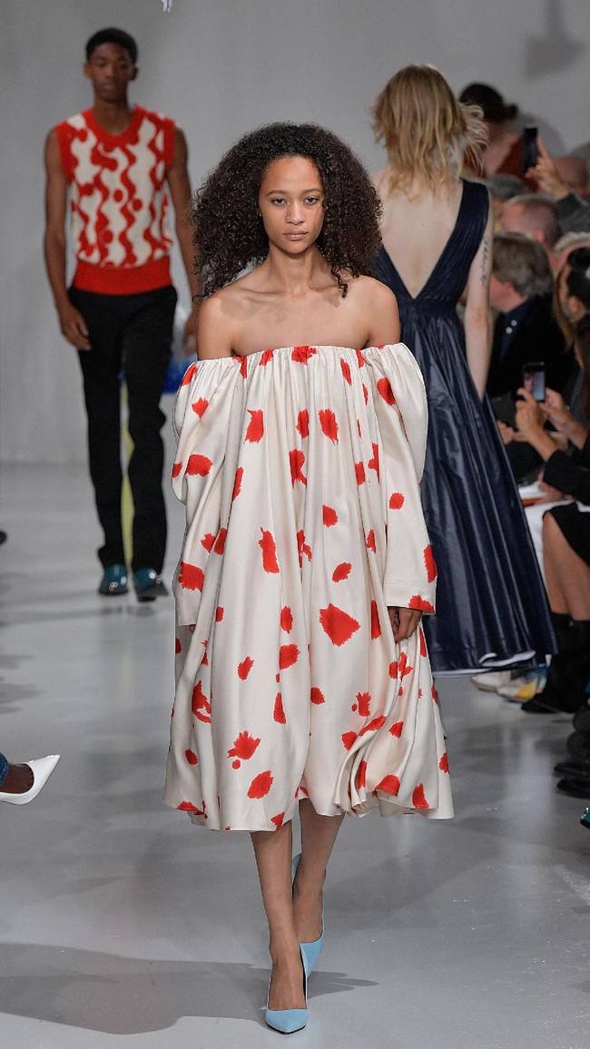A model walks the runway for Calvin Klein Collection fashion show during New York Fashion Week  on September 7, 2017 in New York City.  (Photo by Slaven Vlasic/Getty Images)