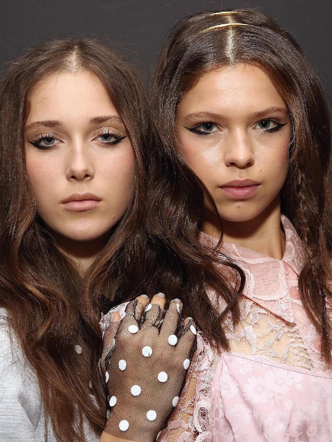 Eyeliner terbalik, atau upside-down eyeliner juga banyak terlihat di New York Fashion Week, mulai dari Jill Stuart hingga Jeremy Scott. Foto: Getty Images