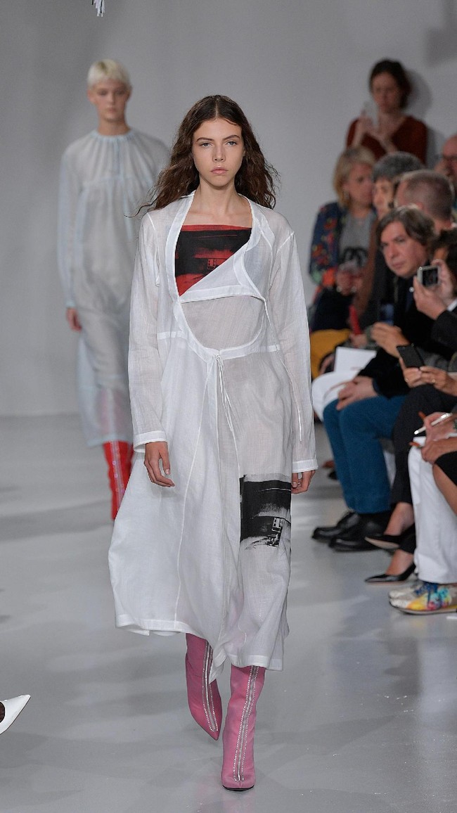 A model walks the runway for Calvin Klein Collection fashion show during New York Fashion Week  on September 7, 2017 in New York City.  (Photo by Slaven Vlasic/Getty Images)