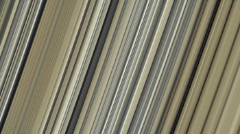 Cincin Saturnus ini adalah kumpulan bongkahan es meteorit. Cincin tersebut terentang 6.630 - 120.700 kilometer. Foto: NASA/JPL/Space Science Institute