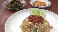 Di Cilandak ada Nancys Place Cafe yang sajikan menu khas Manado. Nasi goreng, misalnya, dipadukan ikan cakalang asap hingga aroma dan rasanya gurih nikmat. Pelengkapnya cincangan daun bawang, telur orak arik, irisan cabai dan bawang goreng renyah. Foto: dok. detikFood