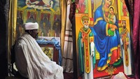 Prosesi ini dimulai dengan prosesi tabot, yaitu replika suci dari Tabot Perjanjian berupa peti suci (CNN Travel)