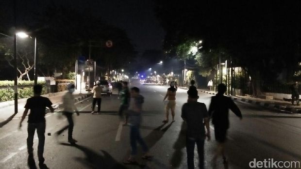 Massa aksi kepung Gedung LBH Jakarta mulai rusuh