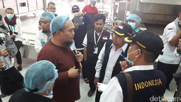  Manajer Operasional PT Al Yasirah Doni Syarif Pramono (pakaian cokelat) menemui tim Katering dan tim medis dari KKHI.