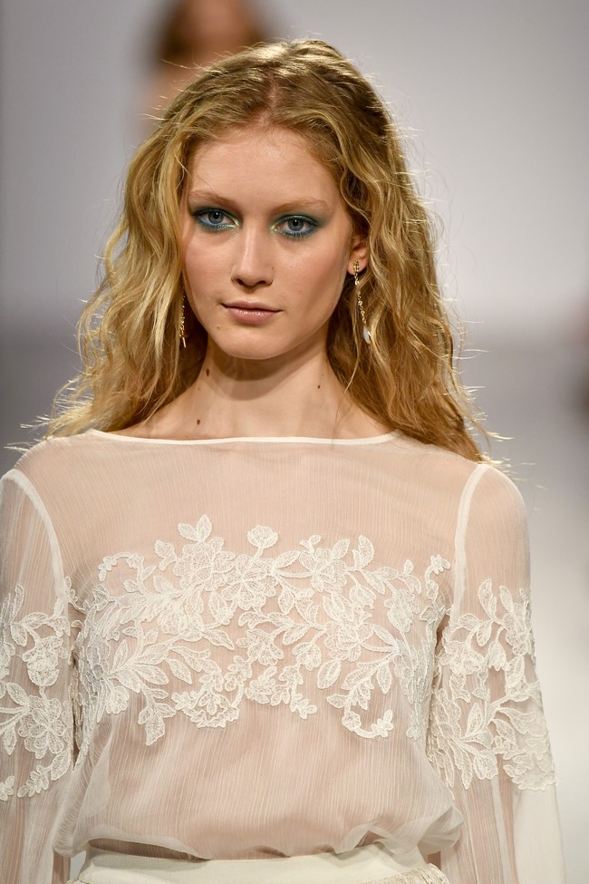 Eyeshadow biru elektrik terlihat di fashion show Tadashi Shoji dan Rachel Comey. Stunning! Foto: Getty Images