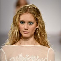 Eyeshadow biru elektrik terlihat di fashion show Tadashi Shoji dan Rachel Comey. Stunning! Foto: Getty Images