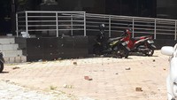 Massa aksi juga menyebut bahwa para peserta yang datang ke dalam acara itu menyanyikan lagu genjer-genjer, nyanyian para Gerwani yang identik dengan PKI.   