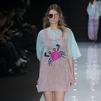 Semakin jenaka lagi berkat permainan motif yang terinspirasi dari kehidupan bawah laut. (Foto: dok. Vogue)