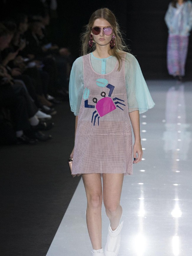 Semakin jenaka lagi berkat permainan motif yang terinspirasi dari kehidupan bawah laut. (Foto: dok. Vogue)