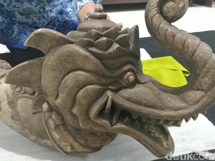 artegfak kepala naga