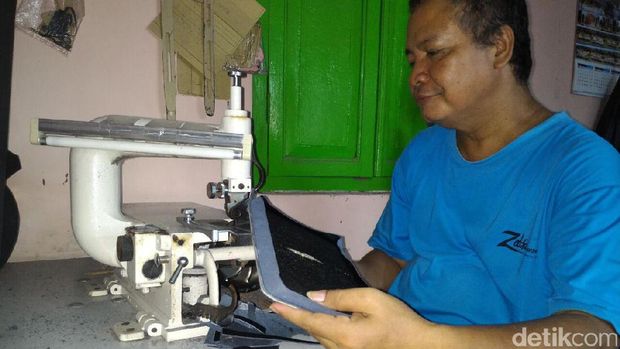 Tas pesanan Iriana Jokowi sedang dikerjakan oleh pengrajin Boyolali. 