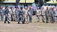  Upacara pembukaan latihan bersama dilakukan di lapangan Yonif 310 Kidang Kancana, Kecamatan Cikembar, Senin (18/8/2017).