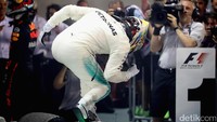 Hamilton Melakukan selebrasi kemangan. Foto: Getty Images