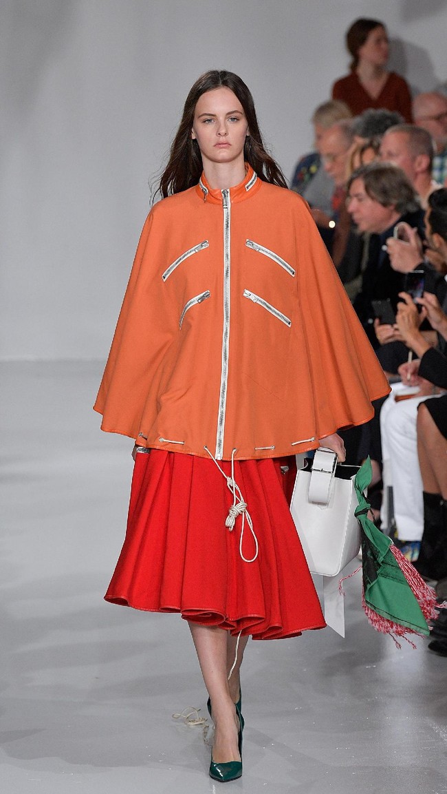 A model walks the runway for Calvin Klein Collection fashion show during New York Fashion Week  on September 7, 2017 in New York City.  (Photo by Slaven Vlasic/Getty Images)