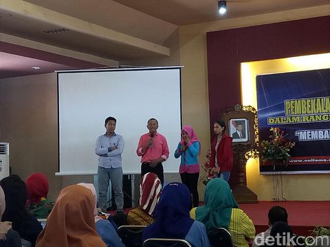Dahlan Iskan di depan ribuan mahasiswa Unitomo/