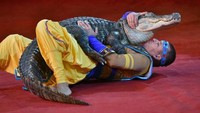 Nah ini aksi lain si pesirkus bersama buaya/Foto: AFP PHOTO / SERGEI SUPINSKY