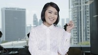 Ia melengkapi gayanya kali itu dengan atasan berwarna putih. Foto: Asep Syaifullah/detikHOT