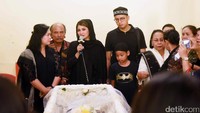 Natalie pun menceritakan bahwa di akhir hayatnya Nurmiati Siahaan berpesan agar jangan bertengkar karena warisan serta rumah tak boleh dijual. Pool/Noel/detikFoto.