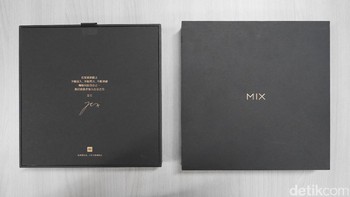 Saat dibuka, terlihat sebuah kertas berwarna hitam dengan tulisan mandarin berwarna emas. Foto: detikINET/Anggoro Suryo Jati