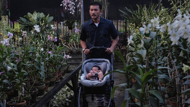 Wanita akan lemah ‘imannya’ ketika melihat pria tampan mendorong stroller bayinya. Seperti foto Rio Dewanto ini yang mengajak bayinya jalan-jalan sore memakai stroller. Gemees bnget sama bpaknya #sal,” tulis netizen di halaman komentar Instagram @riodewanto. Foto: Dok. Instagram Rio Dewanto