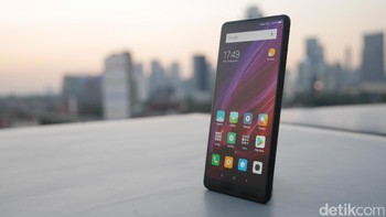 Ponsel seberat 185 gram ini menggunakan MIUI 9 yang berbasis Android 7.1.1 Nougat, dan kompatibel dengan 43 frekuensi LTE. Foto: detikINET/Anggoro Suryo Jati