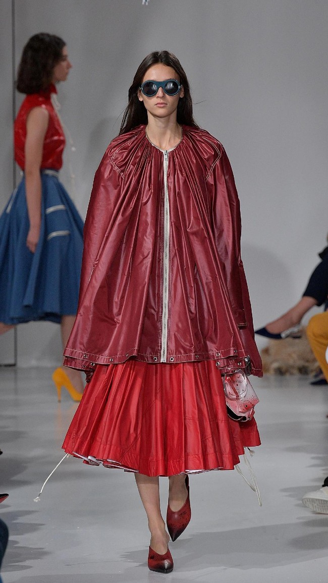 A model walks the runway for Calvin Klein Collection fashion show during New York Fashion Week  on September 7, 2017 in New York City.  (Photo by Slaven Vlasic/Getty Images)
