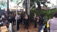 Meski melakukan penjagaan ketat, polisi juga berbaur dengan warga yang mendekat ke lokasi.