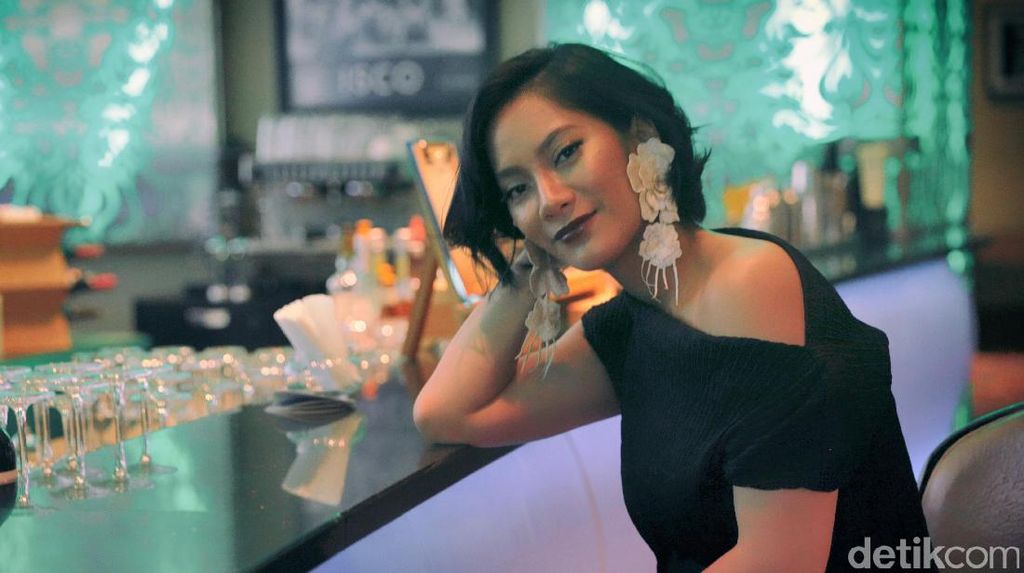 Anggunnya Tara Basro Berbalut Gaun Hitam