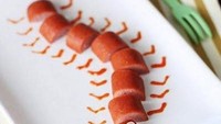 Sederhana tapi lucu! Potongan sosis ini bisa jadi bentuk ulat bulu dengan kaki-kaki yang dibentuk dengan saus tomat atau sambal.