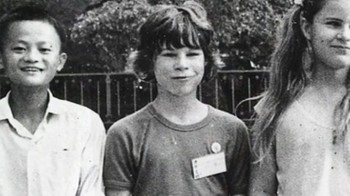 Jack Ma kecil bersama sahabatnya, orang Australia David Morley yang berkunjung ke China untuk wisata. Jack giat belajar bahasa Inggris sejak kecil bersama turis seperti David yang nantinya akan sangat membantu karirnya. Foto: istimewa