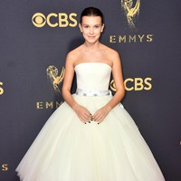 Satu persatu, selebriti menunjukkan batang hidungnya di karpet merah ajang penghargaan bergengsi, Emmy Awards 2017, Minggu (17/9/2017). Puluhan gaun cantik nan memukau pun sukses menyita atensi. Berikut adalah 10 penampilan terbaik selebriti di karpet merah Emmy Awards 2017. Foto: Dok. Getty Images