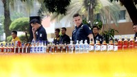 Minuman beralkohol termasuk salah satu barang impor berisiko tinggi yang ditindak aparat berwajib. Total ada 5 kontainer yang diamankan petugas gabungan.