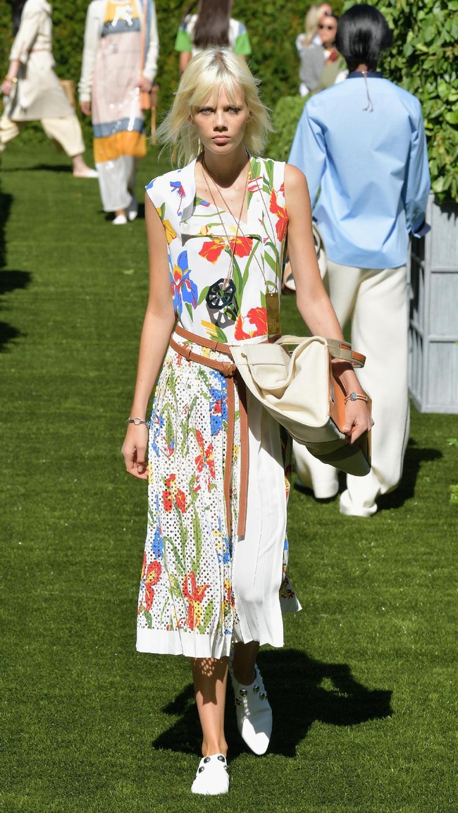 A model walks the runway during the Tory Burch Spring Summer 2018 Fashion Show at Cooper Hewitt, Smithsonian Design Museum on September 8, 2017 in New York City.  (Photo by Slaven Vlasic/Getty Images for Tory Burch)