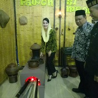 Ini penampilan Arumi Bachsin ketika mengenakan batik hijau dan kerudung kuning muda ketika makan di rumah makan Pawon Si Mbok. Foto: Dok. Instagram @arumi_arumi_94