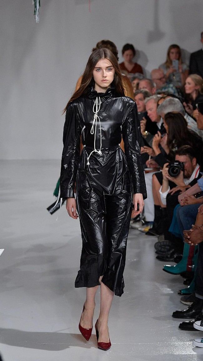 A model walks the runway for Calvin Klein Collection fashion show during New York Fashion Week  on September 7, 2017 in New York City.  (Photo by Slaven Vlasic/Getty Images)