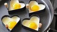 Mau beri kesan romantis, cetak telur goreng dengan cetakan bentuk hati. Gunakan cetakan cookies atau cetakan khusus telur berbentuk hati.Foto: Istimewa