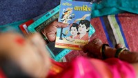 Sekolah menggunakan alat peraga seperti alfabet yang dilukis pada ubin yang bisa dibaca oleh siswa dengan penglihatan yang buruk. Buku-buku bergambar pun memudahkan peserta sekolah dalam belajar (Danish Siddiqui/Reuters)