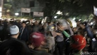 Bentrokan antara aparat kepolisian dan massa pun tak terhindarkan. Polisi mulai menembakkan gas air mata dan water canon. (Foto: Ahmad Bil Wahid/detikcom)