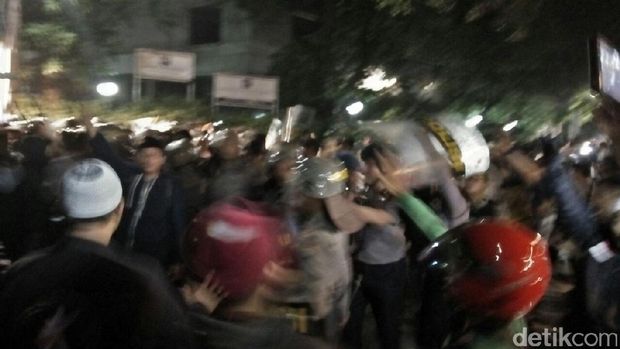 Massa aksi kepung Gedung LBH Jakarta mulai rusuh
