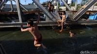 Matahari terik serta cuaca panas mendorong anak-anak ini untuk sekedar bermain di sungai.