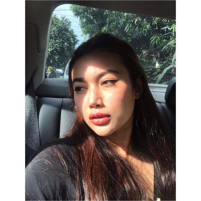 Kolom komentar di Instagram Ratu Felisha sengaja ditutup sehingga netizen tak bisa berkomentar langsung di Instagramnya. Dari banyaknya netizen yang berkomentar di akun @jenk_rumpi mengatakan bahwa kecantikan Ratu Felisha kini jadi terlihat tak natural karena bentuk bibirnya yang terlihat palsu. Bibirnya di filler ya, komentar netizen dengan akun @ernasulistyowati1. Jelek banget sih! Cantikan dulu, tulis @santi_andi_arief15. Foto: dok. Instagram