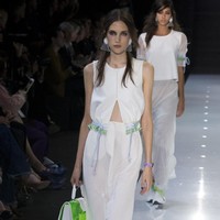 Elemen sporty juga terasa lewat permainan material mesh untuk baju dan tas dan perpaduan sneakers sebagai alas kaki andalan. (Foto: dok. Vogue)