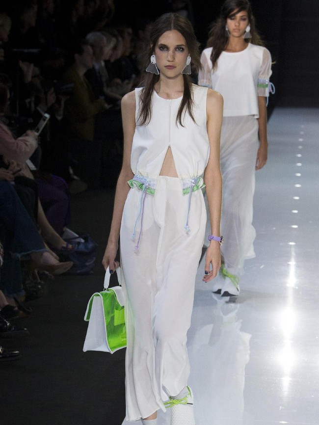 Elemen sporty juga terasa lewat permainan material mesh untuk baju dan tas dan perpaduan sneakers sebagai alas kaki andalan. (Foto: dok. Vogue)