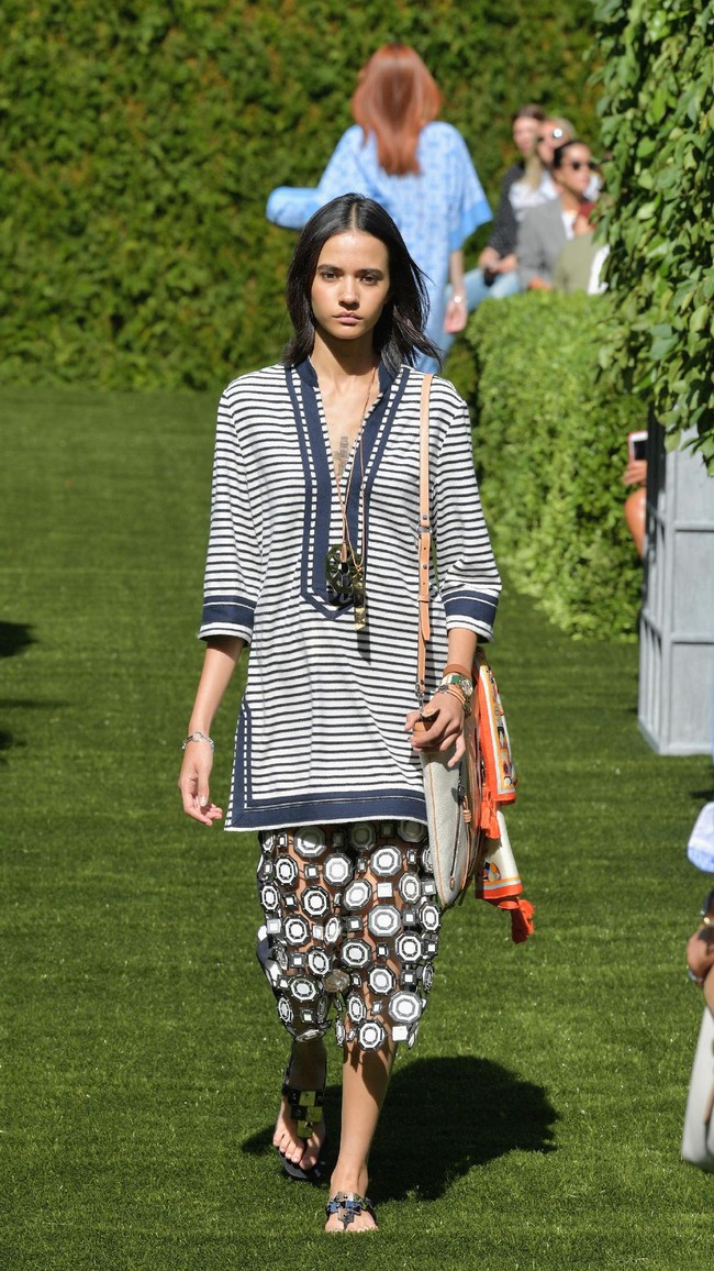 A model walks the runway during the Tory Burch Spring Summer 2018 Fashion Show at Cooper Hewitt, Smithsonian Design Museum on September 8, 2017 in New York City.  (Photo by Slaven Vlasic/Getty Images for Tory Burch)