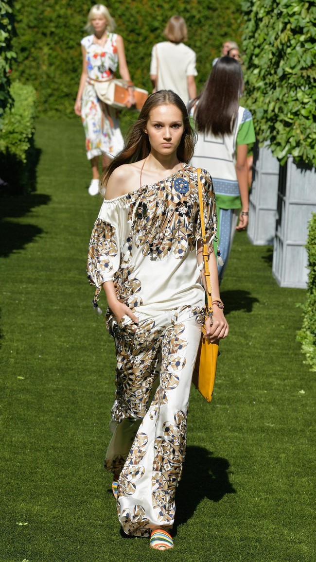 A model walks the runway during the Tory Burch Spring Summer 2018 Fashion Show at Cooper Hewitt, Smithsonian Design Museum on September 8, 2017 in New York City.  (Photo by Slaven Vlasic/Getty Images for Tory Burch)