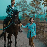 Momen lainnya diambil ketika Vicky Shu berada di area peternakan dan Ade Imran naik kuda saat foto prewedding. Foto: Dok. Instagram @aldiphoto